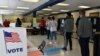Los votantes acuden a las urnas en el colegio electoral de Sara Smith Elementary, en el distrito de Buckhead, en Atlanta, durante la segunda vuelta de las elecciones al Senado de Georgia, el 5 de enero de 2021.