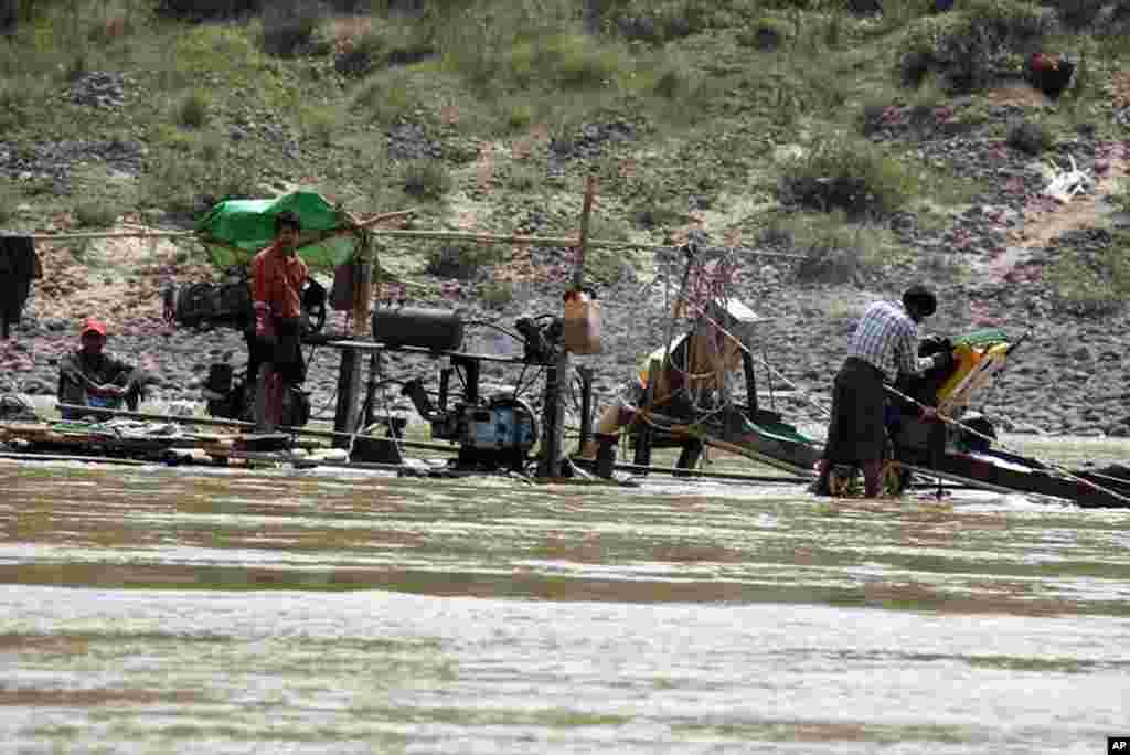 Locals dredge the riverbed for gold at Myitsone, Burma, March 31, 2012. (VOA - D. Schearf) 