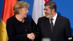 30일 독일 베를린에서 앙겔라 메르켈 독일 총리(왼쪽)와 회담한 무함마드 무르시 이집트 대통령.