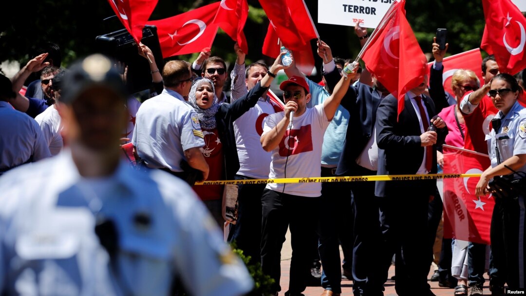 Para demonstran pendukung Erdogan berteriak ke arah demonstran anti-Erdogan dalam aksi di Washington DC 16/5 lalu (foto: dok).