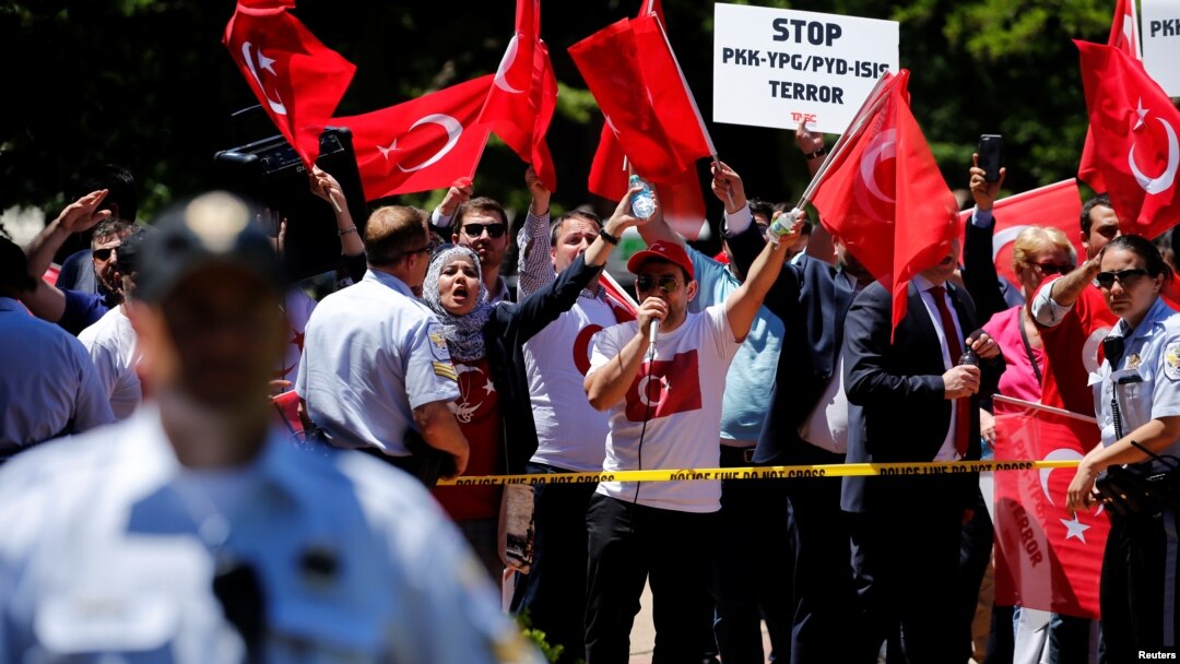 Sekelompok pengunjuk rasa pro-Erdogan meneriakkan slogan-slogan pada kelompok Kurdi anti-Erdogan di Lafayette Park saat Presiden Turki Tayyip Erdogan bertemu dengan Presiden AS, Donald Trump, di Gedung Putih, Washington, AS, 16 Mei 2017 (foto: REUTERS/Jonathan Ernst)