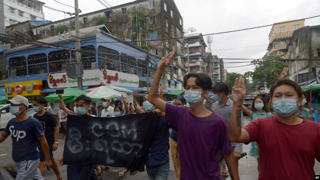 Pengunjuk rasa anti-kudeta memberikan penghormatan tiga jari selama demonstrasi menentang pengambilalihan militer, di Yangon, Myanmar, Senin, 24 Mei 2021. (Foto: AP)