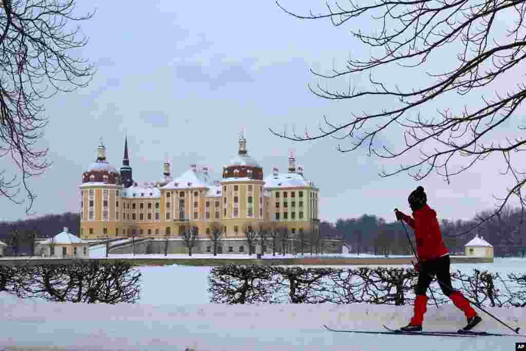 눈에 덮인 독일 모리츠부르크 성 앞 거리에서 시민이 크로스컨트리 스키를 타고 있다. 