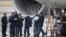 Un investigador japonés carga una batería retirada de uno de los aviones Dreamliner.