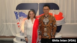 Dubes Amerika Serikat Kamala bersama Menlu RI Sugiono dalam acara gala orkestra di Aula Simfonia di Jakarta, Sabtu (7/12). (Humas Kedubes Amerika Serikat)