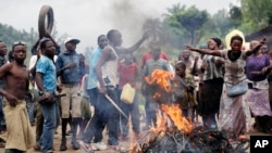 Demonstrators, protesting President Pierre Nkurunziza's decision to seek a third term, block a road in the village of Rwenza near Bujumbura, Burundi, May 5, 2015.