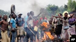 Des manifestants ont bloqué une route pour protester contre la candidature du président Pierre Nkurunziza pour un troisième mandat près de Bujumbura, Burundi, le 5 mai 2015.