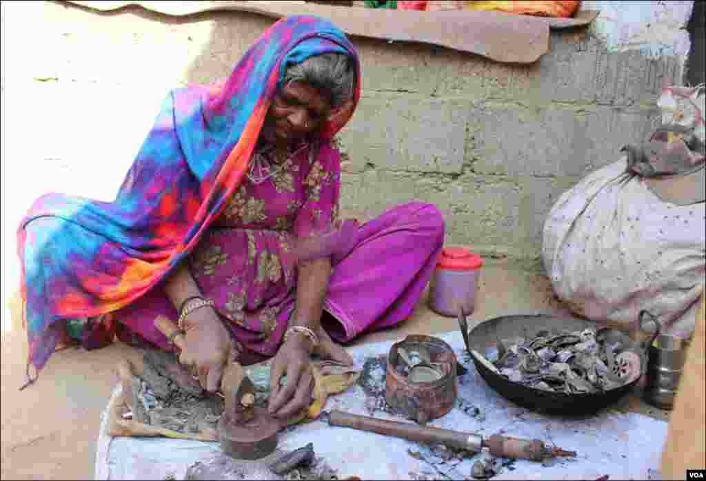 گاوں کی خواتین بھی کچرے سے نکلنےوالے لوہے کو مختلف اشیا سے نکالنے کا کام کرتی ہیں