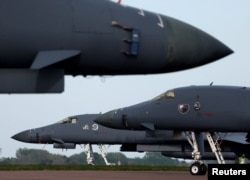 شماری از هواپیماهای بی-۱بی لنسر در پایگاه فیرفورد