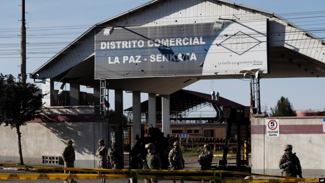 Tentara menjaga pabrik bahan bakar Senkata di El Alto, Bolivia, 22 November 2019. Setidaknya delapan orang tewas pada 19 November ketika polisi dan tentara membersihkan blokade di pabrik oleh para pendukung mantan Presiden Evo Morales.(Foto: AP)