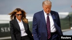 El presidente Donald Trump y la primera dama, Melania Trump, embarcan en el Air Force One, el pasado 29 de septiembre, parar viajar rumbo a Cleveland, Ohio, y participar en el primer debate presidencial.