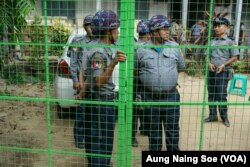 Police block reporters from accessing Yangon’s Kamaryut Township Court.