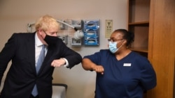 Прем’єр-міністр Великобританії Борис Джонсон відвідує Медичний центр Толгейт в Лондоні 24 липня