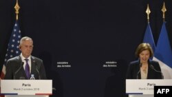 La ministre française de la Défense, Florence Parly, aux côtés du secrétaire américain à la Défense, Jim Mattis, lors d'une conférence de presse à Paris le 2 octobre 2018.