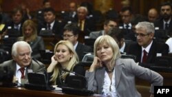 Dragoljub Mićunović i Nada Kolundžija iz DS-a, i Aleksandra Jerkov iz Lige socijaldemokrata Vojvodine na sednici parlamenta na kojoj je usvojena deklaracija o osudi zločina učinjenih nad pripadnicima srpskog naroda i građanima Srbije, 14. oktobar 2010.