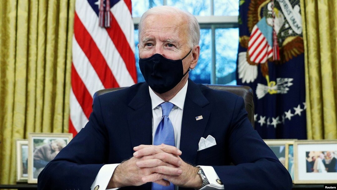 Presiden AS Joe Biden siap menandatangani Keppres di Oval office, Gedung Putih, Washington, DC. 