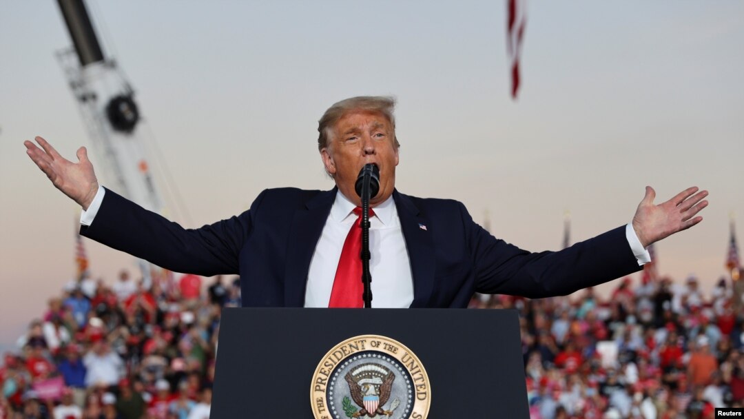 Presiden AS Donald Trump berbicara dalam kampanye di Sanford, Florida hari Senin (12/10). 