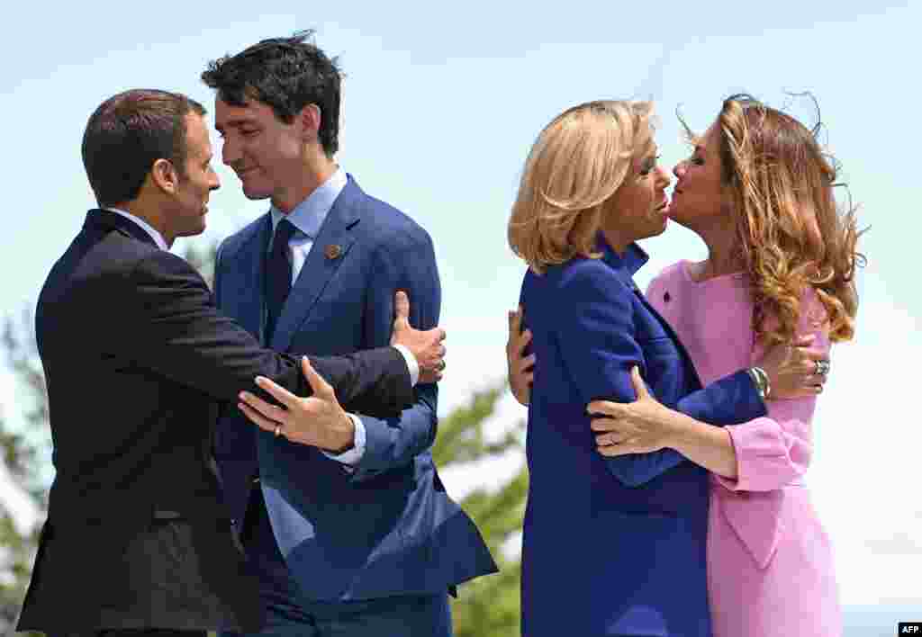 នាយករដ្ឋមន្ត្រីកាណាដា Justin Trudeau (ឆ្វេងទី២) និងភរិយារបស់លោក លោកស្រី Sophie Gregoire Trudeau (ស្ដាំ) ទទួលស្វាគមន៍ប្រធានាធិបតីបារាំង Emmanuel Macron (ឆ្វេង) និងភរិយារបស់លោក លោកស្រី Brigitte Macron (ស្តាំទី២) នៅ La Malbaie ទីក្រុង Quebec ប្រទេសកាណាដា នៅថ្ងៃទី១នៃជំនួបកំពូល G7។