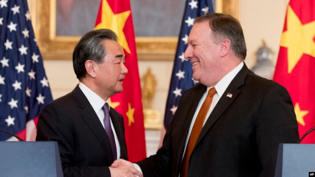 Tư liệu: Ngoại trưởng Mỹ Mike Pompeo và Ngoại trưởng/Ủy viên Quốc vụ viện TQ Vương Nghị tại cuộc họp báo ở Bộ ngoại giao Hoa Kỳ ở Washington, ngày 23/5/2018. (AP Photo/Andrew Harnik) 