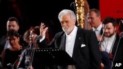 El tenor español anunció su retiro de la cartelera del Met Ópera, por las acusaciones de acoso sexual en su contra.