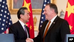 Tư liệu: Ngoại trưởng Mỹ Mike Pompeo và Ngoại trưởng/Ủy viên Quốc vụ viện TQ Vương Nghị tại cuộc họp báo ở Bộ ngoại giao Hoa Kỳ ở Washington, ngày 23/5/2018. (AP Photo/Andrew Harnik) 