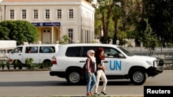 Vozilo Ujedinjenih nacija koji se prevoze inspektori Organizacije za zabranu hemisjkogf oružja (OPCW), u Damasku (Foto: REUTERS/Omar Sanadiki)