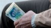 گاردین: ریال ایران به پایین ترین سطح خود رسید، مردم برای خرید دلار تلاش می کنند