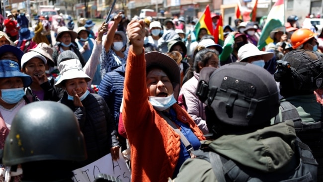 Los cocaleros de la región de Yungas enfrentan a la policía durante una protesta por el control del principal mercado de la hoja, en La Paz, Bolivia, el 28 de septiembre de 2021.