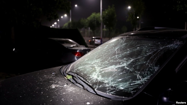 中國河南義馬市氣化廠發生爆炸后一輛汽車的擋風玻璃被震碎。(2019年7月20日)