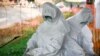 Le personnel médical d'un centre de traitement d'Ebola s'entraînent à l'hôpital général de Bwera en Ouganda, à la frontière avec la RD Congo. (Photo: Isaac Kasamani / AFP)