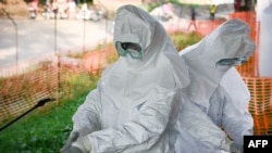 Le personnel médical de l'unité de traitement Ebola (ETU) à l'hôpital général Bwera de Bwera, à la frontière avec la RDC, dans l'ouest de l'Ouganda, le 12 décembre 2018.