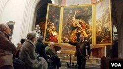 Seorang pemandu menjelaskan salah satu lukisan Peter Paul Rubens dalam pameran di Antwerpen, Belgia (foto: dok.).