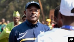 Presiden Burundi Pierre Nkurunziza saat antri untuk memberikan suara dalam pilpres, Selasa (21/7). Nkurunziza memperoleh 69 persen suara dan terpilih kembali untuk masa jabatan ketiga.