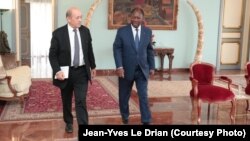 Le ministre français des Affaires étrangères, Jean-Yves Le Drian, reçu par le président ivoirien Alassane Ouatarra, à Abidjan, Côte d’Ivoire, 18 octobre 2018. (Twitter/ Jean-Yves Le Drian)