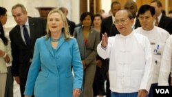 El presidente de Myanmar Thein Sein recibe a la secretaria de Estado, Hillary Clinton, en Naypyidaw.