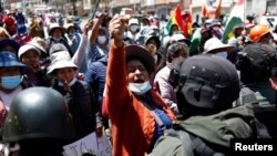 Los cocaleros de la región de Yungas enfrentan a la policía durante una protesta por el control del principal mercado de la hoja, en La Paz, Bolivia, el 28 de septiembre de 2021.