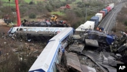 Una grúa, bomberos y rescatistas operan después de una colisión en Tempe, a unos 376 kilómetros (235 millas) al norte de Atenas, cerca de la ciudad de Larissa, Grecia, el miércoles 1 de marzo de 2023.