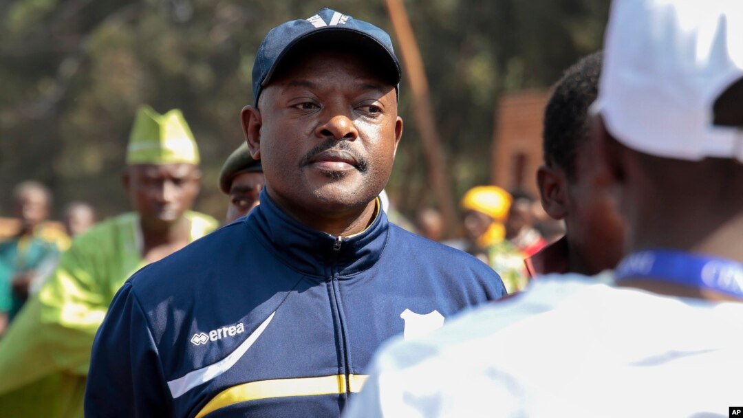 Presiden Burundi Pierre Nkurunziza saat antri untuk memberikan suara dalam pilpres, Selasa (21/7). Nkurunziza memperoleh 69 persen suara dan terpilih kembali untuk masa jabatan ketiga.