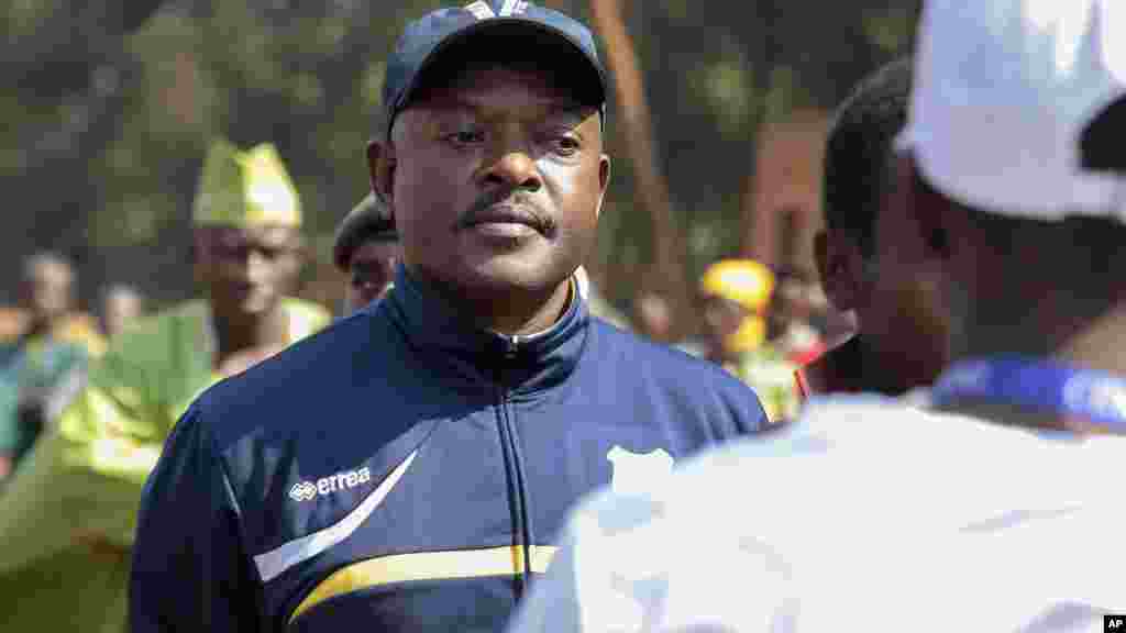 Le président Pierre Nkurunziza attend pour voter, Ngozi, 21 juillet 2015.