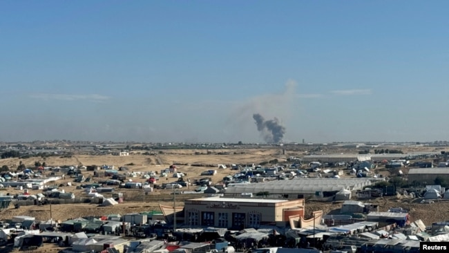El humo se eleva durante una operación terrestre israelí en Khan Younis, en medio del conflicto en curso entre Israel y Hamás, visto desde un campamento de tiendas que alberga a palestinos desplazados en Rafah, en el sur de la Franja de Gaza, el 31 de enero de 2024.