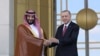 22 Haziran 2022-Cumhurbaşkanı Recep Tayyip Erdoğan ve Suudi Arabistan Veliaht Prensi Muhammed Bin Selman, Bin Selman’ın Ankara’ya gelişi üzerine düzenlenen karşılama töreninde el sıkışırken.