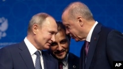 Tổng thống Thổ Nhĩ Kỳ Recep Tayyip Erdogan (phải) gặp Tổng thống Nga Putin hồi đầu tháng 1/2020