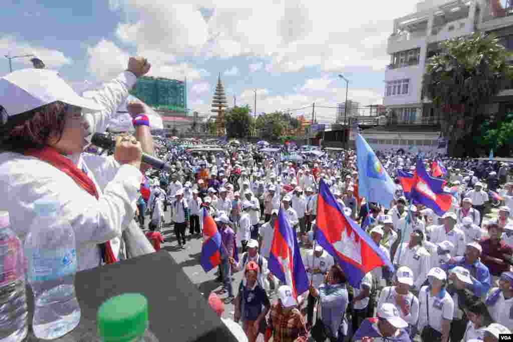 ទិដ្ឋភាពការដង្ហែក្បួនឃោសនាបោះឆ្នោតថ្ងៃចុងក្រោយរបស់គណបក្សសង្រ្គោះជាតិ កាលពីព្រឹកថ្ងៃទី០២ ខែមិថុនា ២០១៧។(អូន ឆេងប៉រ/VOA)