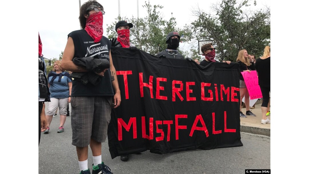 Demonstran anti-rasisme berjalan menuju Boston Common, tempat berlangsungnya unjuk rasa yang diadakan aktivis konservatif di Boston, 19 Agustus 2017.