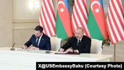 万斯在亚美尼亚会谈后访问阿塞拜疆，签署合作伙伴协议