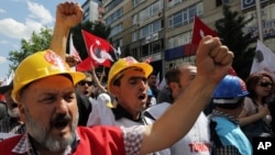 Các thợ mỏ đã cùng với gần 2,000 sinh viên đại học kêu gọi chính phủ từ chức, Ankara, Thổ Nhĩ Kỳ, 19/5/2014.
