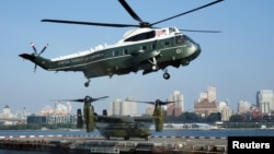 El helicóptero presidencial Marine One llega al helipuerto de Manhattan en anticipación a la Asamblea General de Naciones Unidas.