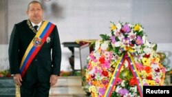 Predsednik Venecuele Ugo Čaves na grobu nacionalnog heroja Simona Bolivara u Karakasu, u decembru 2011.