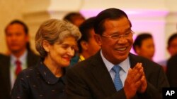 PM Kamboja Hun Sen (depan kanan), dan Irina Bokova, Pimpinan Organisasi Kebudayaan, Pendidikan, dan Ilmu PBB (UNESCO) setibanya di pertemuan ke-37 Komite Pusaka Kebudayaan Dunia di Phnom Penh, Kamboja (16/6).