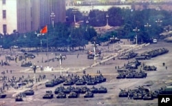 资料照：中国政府出动野战军血腥镇压了中国青年学生要求民主的运动。（1989年6月5日）